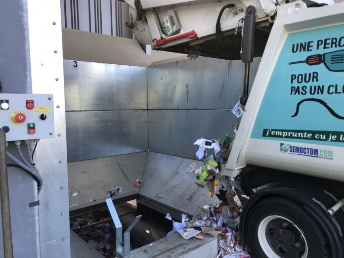 Benne à ordure ménagères en opération sur un quai de transfert LA MECANIQUE ET SES APPLICATIONS