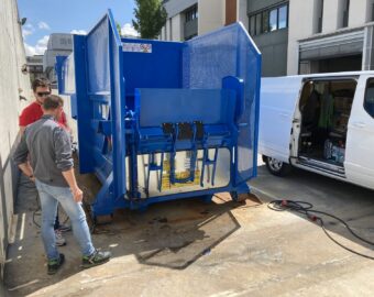 Opération d'installation sur un compacteur